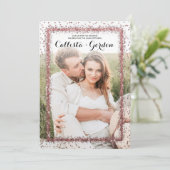 Rose Gold Confetti Border Foto Collage Wedding Einladung (Stehend Vorderseite)