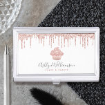 Rose Gold Cupcake Glitzer Tropfen Bäckerei Kondito Visitenkarten Dose<br><div class="desc">Hier ist eine wunderbare, trendige Art, Ihre Marke zu zeigen. Mit diesem eleganten, raffinierten, einfachen und modernen individuelle Name-Visitenkartenhalter präsentieren Sie Ihr bestes Selbst Ihren Kunden. Ein funkelnd, Rose goldener Kuchen, Glitzer-Tropfen und handgeschriebene weiche Schrift überlagern einen weißen Hintergrund. Personalisieren Sie mit Ihrem vollen Namen und/oder Ihrer Firma. Vollfarbig auf...</div>