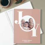 Rose Gold Custom Foto Planer<br><div class="desc">Dieser moderne 2023 Planner besticht durch das Wort JOY in stilvoller Typografie auf einem rot-rosa goldenen Hintergrund der Rose. Einfach mit Foto, Name und Jahr anpassbar.</div>