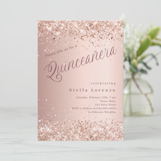 Rose Gold Drehbuch eleganter Luxus Quinceanera Einladung (Stehend Vorderseite)