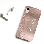 Rose Gold Drilling Glitzer Personalisiert iPhone Hülle<br><div class="desc">Maßgeschneiderte,  elegante und gürtelförmige Gehäuse mit Rose Gold Imitat Glitzer Tropfen auf eine Rose Gold Imitate metallische Folie Hintergrund. Personalisieren Sie mit Ihrem Namen in einem stilvollen,  weißen Skript mit Swashes.</div>