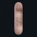 Rose Gold Drilling Glitzer Personalisiert Skateboard<br><div class="desc">Personalisierte gürtelförmige Skateboard mit Rose Gold Imitate Glitzer tropfen gegen eine Rose Gold Imitate metallische Folie Hintergrund. Monogramm mit Ihrem Namen in einem stilvollen weißen Skript mit Swashes.</div>