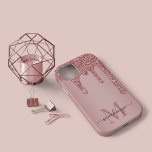 Rose Gold Dripping Glitzer Monogram iPhone 12 Hülle<br><div class="desc">Girly Rose Gold Sparkle Glitzer Tropfen Monogram Handy Case mit Mode Imitate rot Rosa/Rose Gold Glitzer Tropfen auf einem schicken Hintergrund mit Ihrem eigenen Monogramm und Namen. Sie tauchen in Luxus, also sollte auch Ihr Telefon sein! Bitte kontaktieren Sie uns unter cedarandstring@gmail.com , wenn Sie Hilfe beim Design oder den...</div>