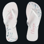 Rose Gold Dusty Blauer Grünbraun Flip Flops Badesandalen<br><div class="desc">Rustikal dusty blue botanical foliage grüne Design,  mit personalisiertem Namen,  einfach und elegant,  großartige personalisierte Geschenke für Braut Alle passenden Stücke in der Sammlung</div>