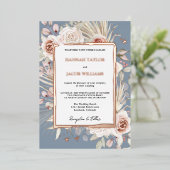 Rose Gold Dusty Blue Floral Boho Wedding Folieneinladung (Stehend vorne)