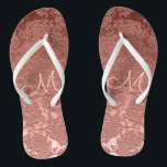 Rose Gold Elegante Wedding Empfang Monogram Badesandalen<br><div class="desc">Brautmode für Hochzeitsempfang. Rose goldrosa braunes blumenmonogramm Muster speziell gedreht Sandalen für die Braut. Chic,  elegant,  modern,  trendig,  elegant,  elegant,  stilvoll,  wunderschön und elegant metallisch. Um die Typografie an Strandschuhen im Sommer zu ändern,  klicken Sie auf Design bearbeiten. Bildrecht Marg Seregelyi Fotografie.</div>