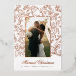 Rose Gold Fine Filigree Verheiratet Weihnachten Folien Feiertagskarte<br><div class="desc">Senden Sie fröhliche Wünsche der Saison und teilen Sie Ihre glücklichen Neuigkeiten mit Familie und Freunden auf dieser Hochzeitskarte Weihnachten. Tauschen Sie das Foto für Ihren besten Schuss vom großen Tag aus und bearbeiten Sie den Namen und das Datum auf der Vorderseite, und personalisieren Sie die lange Nachricht auf der...</div>