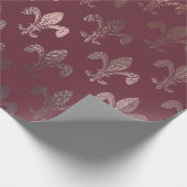 Rose Gold Fleur-de-Lis-Muster auf Burgund Geschenkpapier (Ecke)