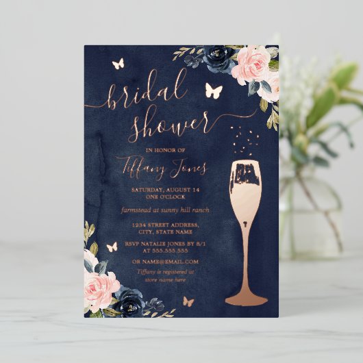 Rose Gold Floral Bubbly Brautparty Folieneinladung (Stehend vorne)