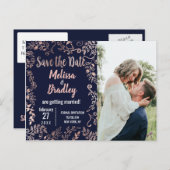Rose Gold Floral Navy Blue Brush Script Rett Date Ankündigungspostkarte (Vorne/Hinten)