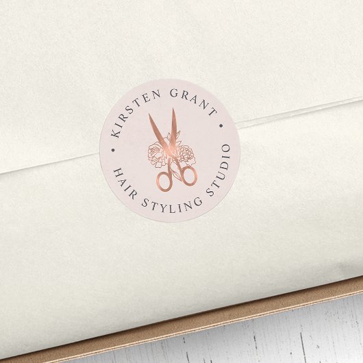 Rose Gold Floral Scissors Logo Runder Aufkleber