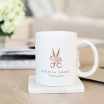 Rose Gold Floral Scissors Salon Logo Kaffeetasse<br><div class="desc">Die elegante Logo-Tasse für Friseursalons oder Friseursalons zeigt eine Schere in Imitaten Rose Goldfolie mit Blume. Personalisieren Sie sich mit zwei Textzeilen in klassisch grauer Schrift,  perfekt für Ihren Salonnamen.</div>