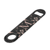 Rose Gold Foil Black Marble Monogramm Speed Flaschenöffner (Rückseite Schrägansicht)