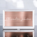 Rose Gold Foil | Blush Pink Foil Modern Visitenkarten Dose<br><div class="desc">Blush Pink - Rose Gold Foil Metallic Stainless Steel Minimalistisch Business Card Holder mit weiße Schriftzeichen Schriftart für das Monogramm. Die Rose Gold Foil Metal Business Card Inhaber können auf Ihren Namen angepasst werden. Bitte kontaktieren Sie den Designer,  um passende Artikel zu erhalten.</div>