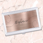 Rose Gold Foil Elegantes Skript Kurzer Name Visitenkarten Dose<br><div class="desc">Ein elegantes Schriftbild mit besonders lockigen Schwänzen. Im Hintergrund befindet sich ein Imitat, das wie ein Foto gedruckt wird, Rose Gold und eine digitale Kunstproduktion in Schwarz-Folie. Passen Sie die Größe des Schriftartes an, oder verschieben Sie ihn nach Bedarf für längere oder kürzere Namen. Erstellen Sie Ihre eigene Visitenkarten-Hülle für...</div>