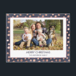 Rose Gold Foil - Navy Blue Christmas Family Foto Feiertagspostkarte<br><div class="desc">Rose Gold (Blush Pink) Imitats Foil Polka Dots und Navy Blue Weihnachtsfotokarte. Das Bild und der Familienname können auf dieser einfachen,  modernen und eleganten Weihnachtsfamilien-Fotokarte ersetzt werden.</div>
