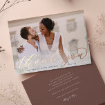 Rose Gold Foil Script Hochzeit Foto Danke Karte<br><div class="desc">Elegante Hochzeitsdankkarten verfügen über ein Single voll blass horizontal oder landschaftsorientiert Hochzeitszittel,  mit "Danke" überlagert in der schicken Rose Gold-Folie Kalligraphie-Skript. Personalisieren Sie mit Ihren Namen und Hochzeitsdatum am unteren Rand in klassischer Blockschrift. Fügen Sie der Rückseite eine persönliche Nachricht und Signatur hinzu.</div>