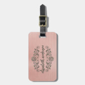 Rose Gold Glam Brushed Metal Monogram Name Script Gepäckanhänger (Vorderseite vertikal)