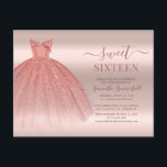 Rose Gold Glam Sweet 16 Modernes Script Einladungspostkarte<br><div class="desc">Eine hübsche,  moderne und schicke,  süße 16-jährige Einladung mit Imitaten Rose Goldkleid und Glitzer spritzt vor dem Hintergrund rot-rosa. Fügen Sie einfach die Geburtstagsdetails hinzu,  indem Sie auf die Schaltfläche "Personalisieren" klicken</div>