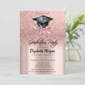 Rose Gold Glitter Floral Grad Cap Bow Graduation Einladung (Stehend Vorderseite)