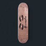 Rose Gold Glitter Sparkle Eyelashes Monogram Name Skateboard<br><div class="desc">Rose Gold Imitate Foil Metallic Sparkle Glitzer gebürstete Metal Monogram Name and Initial Eyelashes (Lashes),  Eyelash Extensions und Eyes Blush Pink Skateboard. Das macht den perfekten 16 Geburtstag,  Hochzeit,  Brautparty,  Jubiläum,  Babydusche oder Junggeselinnen-Abschied Geschenk für jemanden,  der sein Zimmer im trendigen coolen Stil dekoriert.</div>
