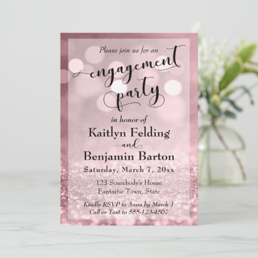 Rose Gold Glitzer Bokeh Engagement Partei Einladung (Stehend Vorderseite)