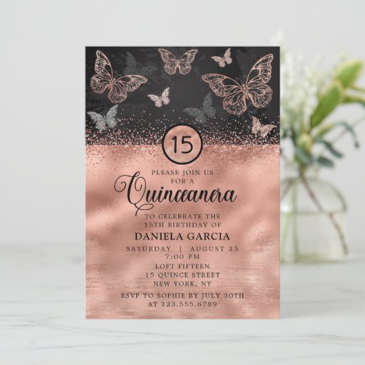 Rose Gold Glitzer Butterfly Moderne Quinceñera Einladung (Stehend Vorderseite)