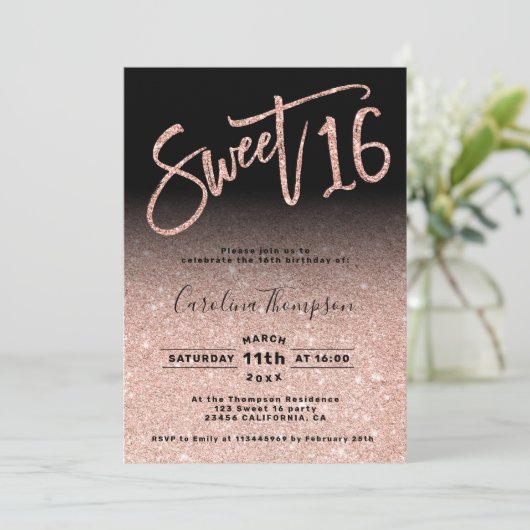 Rose Gold Glitzer Chic Drehbuch Schwarz Sweet 16 F Einladung (Stehend Vorderseite)