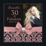 Rose Gold Glitzer Damask 30. Geburtstag Einladung<br><div class="desc">Rose Gold Glitzer Schwarzer Damast| 30. Geburtstag Einladungen. Dreißig und fabelhaft! Ein wunderschöner, eleganter rosa rosa Glitzer Blumendamast 30. Geburtstag Party Einladungen können Sie personalisieren und senden Sie Ihre dreißigste Geburtstagsfeier. In der Mitte hübsch rosa Bogen. Ersetzen Sie das Beispiel-Foto durch Ihr eigenes. Die Worte "30 und Fabulous" sind Set...</div>