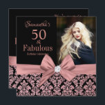 Rose Gold Glitzer Damaskus 50. Geburtstag Einladun Einladung<br><div class="desc">Rose Glitzer | 50. Geburtstagseinladungen. Fünfzig und vornehm! Ein wunderschöner moderner rosa Rosengoldgold Glitzer Blumendamast 50. Geburtstagsparty Einladungen können Sie personalisieren und senden Sie Ihre fünfzigsten Geburtstagsfeier. In der Mitte hübscher rosa Bogen. Ersetzen Sie das Beispiel-Foto durch das eigene. Die Worte "50 und Fabulous" sind Set unter Verwendung beliebter Typografie....</div>