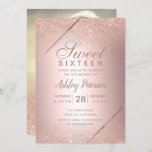 Rose Gold Glitzer Drehbuch Foto Metallisches Süß 1 Einladung<br><div class="desc">Rose Goldtypografie geometrische Streifen und Rose Gold Glitzer ombre Rose Gold metallische Folie Sweet 16 Geburtstagsfeier Einladung. Fügen Sie Ihr Foto auf der Rückseite ein.</div>