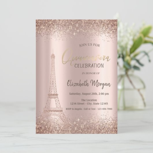 Rose Gold Glitzer Eiffel Confetti Quinceañera Einladung (Stehend Vorderseite)