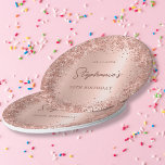 Rose Gold Glitzer Foil 50th Birthday Monogram Pappteller<br><div class="desc">Elegante moderne Sparkle Rose Gold Glitzer Personalisierte Monogramm Name 50. (oder JEDES Alter) Geburtstag Party Papier Teller. Dieses Girly Adult feminine FIFTY oder FIFTIETH Geburtstag Party Teller mit einem Monogram Name in einem stilvollen handgeschriebenen Kalligrafieschrift und Datum und Alter auf rot rosa oder Rose Gold Imitate gebürstete metallische Folie Hintergrund...</div>