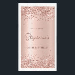 Rose Gold Glitzer Foil 90th Birthday Monogram Serviette<br><div class="desc">Moderne elegante Sparkle Rose Gold Glitzer Personalisiert Monogram Name 90. (oder JEDES Alter) Geburtstagsparty Papier Handtücher. Dieses Girly Adult feminine NINETY (NINETIETH) Geburtstags-Party-Design mit einem Monogram-Namen in einem stilvollen handgeschriebenen Kalligrafieschrift und Datum und Alter auf rot rosa oder Rose Gold Imitate gebürstete metallische Folie Hintergrund mit lockerer Glam Glitzer Rahmen....</div>