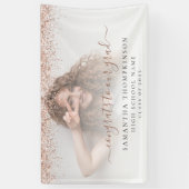 Rose Gold Glitzer Foto Script 2024 Abschluss Banner (Vertikal)
