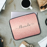 Rose Gold Glitzer Funkelname Laptopschutzhülle<br><div class="desc">Mädchen und elegant. Eine Rose goldene Farbverlauf Imitat Glitzer Muster. Personalisieren Sie Ihren Namen und fügen Sie ihn hinzu. Der Name ist mit einem modernen handgeschriebenen Stilskript geschrieben. Dunkle Rose goldfarbene Buchstaben. Um die Swashes behalten, löschen Sie nur den Beispielnamen, verlass die Leerzeichen oder Emoji's vor und nach dem Namen....</div>