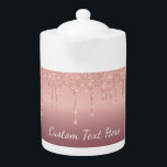 Rose Gold Glitzer Funkelnd Teapot mit benutzerdefi<br><div class="desc">Teppiche mit benutzerdefinierten Text Rose Gold Blush Glitzer Sparkle Tropfen Rosa Hochzeit oder Party Supplies / Geschenk - Fügen Sie Ihren einzigartigen Text / Name oder Entfernen Text - Make Your Special Teapot Gift - Neu vergrössern und verschieben oder entfernen und hinzufügen / Elemente mit Anpassungstool. Wählen Sie Schriftarten /...</div>