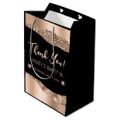 Rose Gold Glitzer Glam Edge & Diamonds Sweet 16 Mittlere Geschenktüte (Rückseite Schrägansicht)