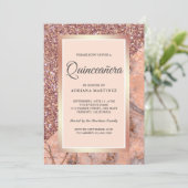 Rose Gold Glitzer Koralle Rosa Marmor Quinceanera Einladung (Stehend Vorderseite)