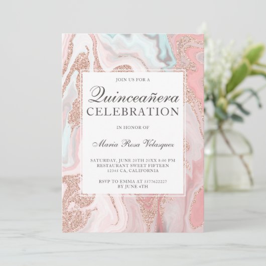 Rose Gold Glitzer Korallen Rosa Marmor Quinceanera Einladung (Stehend Vorderseite)