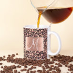 Rose Gold Glitzer Leopard Monogram Spaß Kaffeetasse<br><div class="desc">Dieses Design wurde mithilfe von digitaler Kunst erstellt und kann in dem Bereich personalisiert sein, der zur Verfügung gestellt wird, oder indem Sie den Klick wählen, um weitere Optionen anzupassen und den Namen, die Initialen oder die Wörter zu ändern. Sie können auch die Textfarbe und den Textstil ändern oder den...</div>