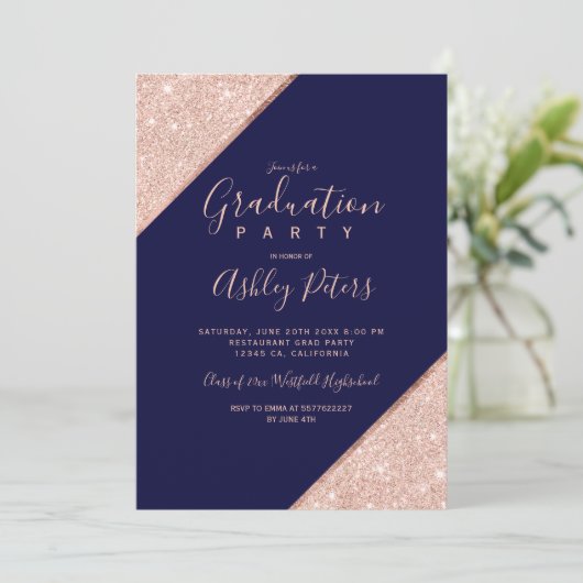 Rose Gold Glitzer Marine blaue Typografie Abschlus Einladung (Stehend Vorderseite)