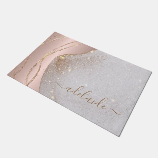 Rose Gold Glitzer Monogram Script Name Begrüßung Fußmatte (Schrägansicht)