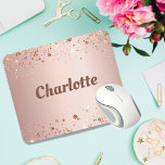 Rose Gold Glitzer Monogramm Name Mousepad<br><div class="desc">Eine feminine Rose Gold Imitate metallisch aussehend Hintergrund. Dekoriert mit Imitaten Glitzer Staub. Personalisieren Sie Ihren Namen und fügen Sie ihn hinzu. Der Name ist mit großen,  fetten Buchstaben geschrieben.</div>