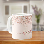 Rose Gold Glitzer Name Skript Glattform Kaffeetasse<br><div class="desc">Eine schicke Rose goldgelben Hintergrund,  mit Imitaten Glitzer Staub verziert. Personalisieren und fügen Sie Ihren Namen mit einem angesagten,  handgeschriebenen Stil-Skript mit Swashes hinzu. Um die Swashes behalten,  löschen Sie nur den Beispielnamen,  verlass die Leerzeichen oder Emoji's vor und nach dem Namen.</div>