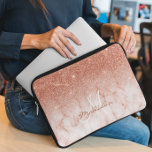 Rose Gold Glitzer ombre Marmor Monogram Laptopschutzhülle<br><div class="desc">Dieses Design kann in dem Bereich personalisiert werden, der durch das Ändern des Fotos und/oder Textes zur Verfügung gestellt wird. Sie können auch angepasst werden, indem Sie auf Vorlage personalisieren klicken und dann auf die Schaltfläche klicken, um weitere Optionen anzupassen, um die Hintergrundfarbe zu löschen oder zu ändern, Text hinzuzufügen,...</div>