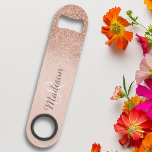 Rose Gold Glitzer Ombre Monogram Stilvoll Speed Flaschenöffner<br><div class="desc">Dieses Design kann in dem Bereich personalisiert werden, der durch das Ändern des Fotos und/oder Textes zur Verfügung gestellt wird. Sie können auch angepasst werden, indem Sie auf Vorlage personalisieren klicken und dann auf die Schaltfläche klicken, um weitere Optionen anzupassen, um die Hintergrundfarbe zu löschen oder zu ändern, Text hinzuzufügen,...</div>