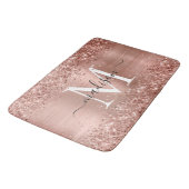 Rose Gold Glitzer Pinselmetall Monogram Script Badematte (Schrägansicht)