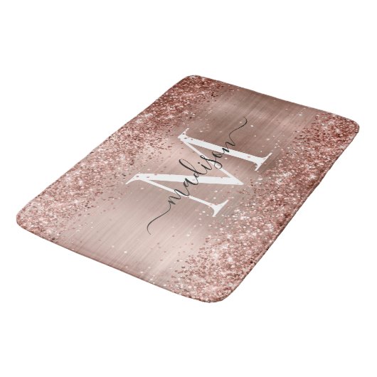 Rose Gold Glitzer Pinselmetall Monogram Script Badematte (Schrägansicht)
