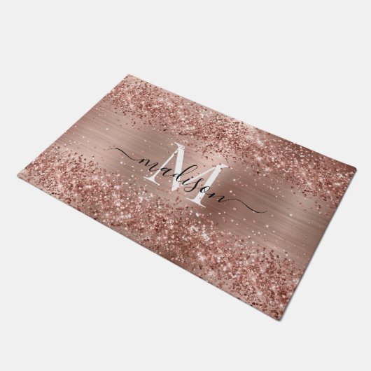 Rose Gold Glitzer Pinselmetall Monogram Script Fußmatte (Schrägansicht)